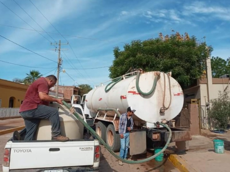 Sinaloa en sequía, abastecen de agua a poblados con pipas