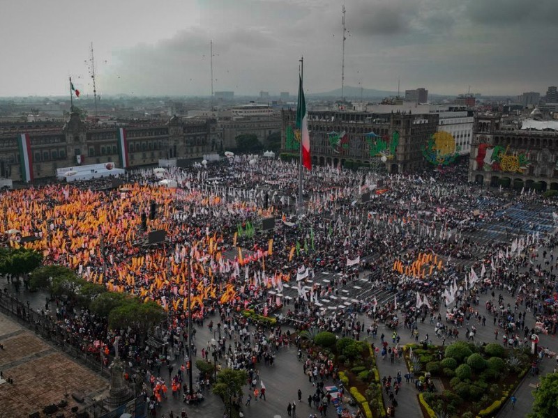 Sinaloenses asisten al primer informe de labores de Sheinbaum en el Zócalo