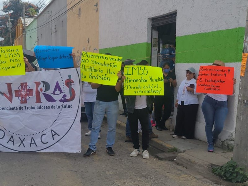 Sindicalistas del IMSS Bienestar bloquean calles de Oaxaca