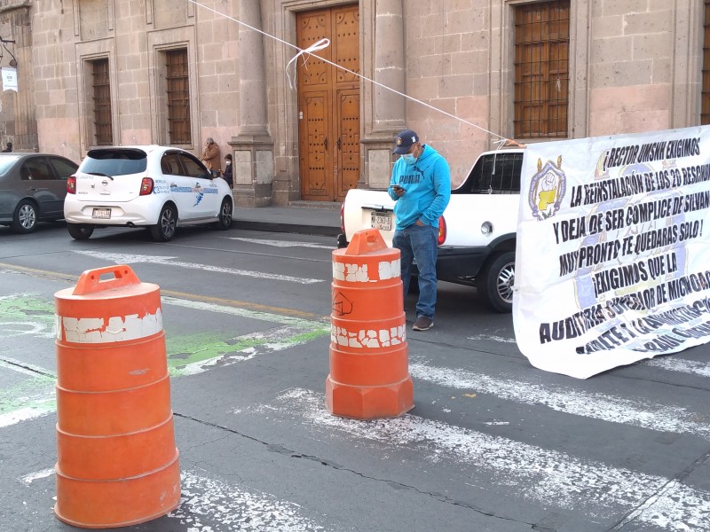 Sindicalizados bloquean avenida Madero por adeudos quincenales en UMSNH