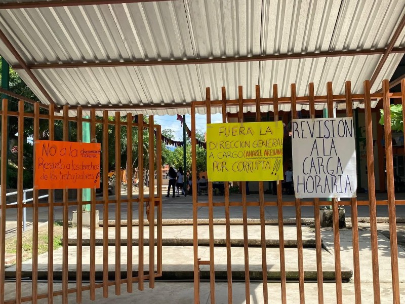 Sindicalizados cierran oficinas del Cecyteg en Petatlán; piden destitución de directora