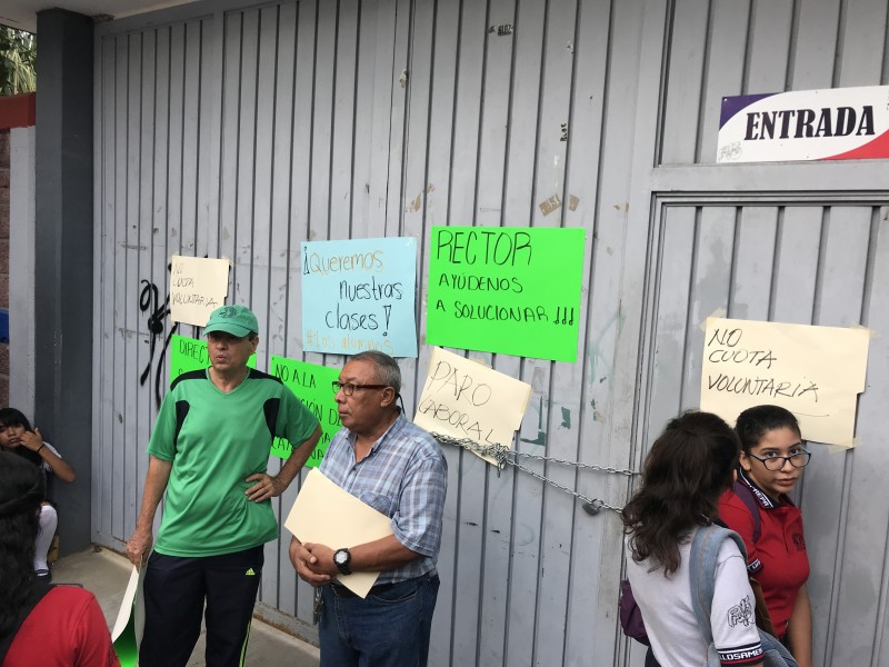 Sindicalizados cierran Preparatoria 13 por imposición de personal