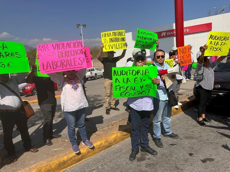 Sindicalizados de la FGE instalan plantón; piden cese de funcionarios