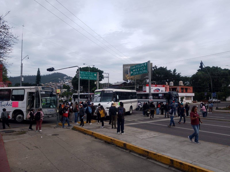 Sindicalizados de Telebachillerato bloquean calles de Oaxaca, equipo antimotines entran a desalojarlos