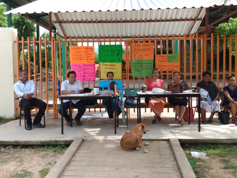 Sindicalizados del Cecyteg Petatlán cierran escuela