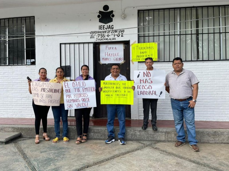 Sindicalizados del IEEJAG Zihuatanejo, se manifiestan y trabajan bajo protesta