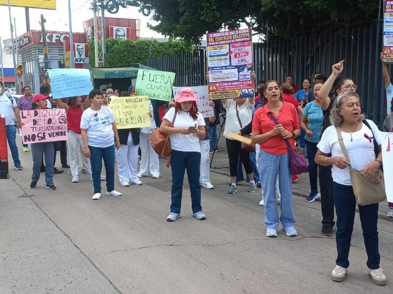 Sindicalizados del IMSS protestan en León; exigen aumento salarial del 10%