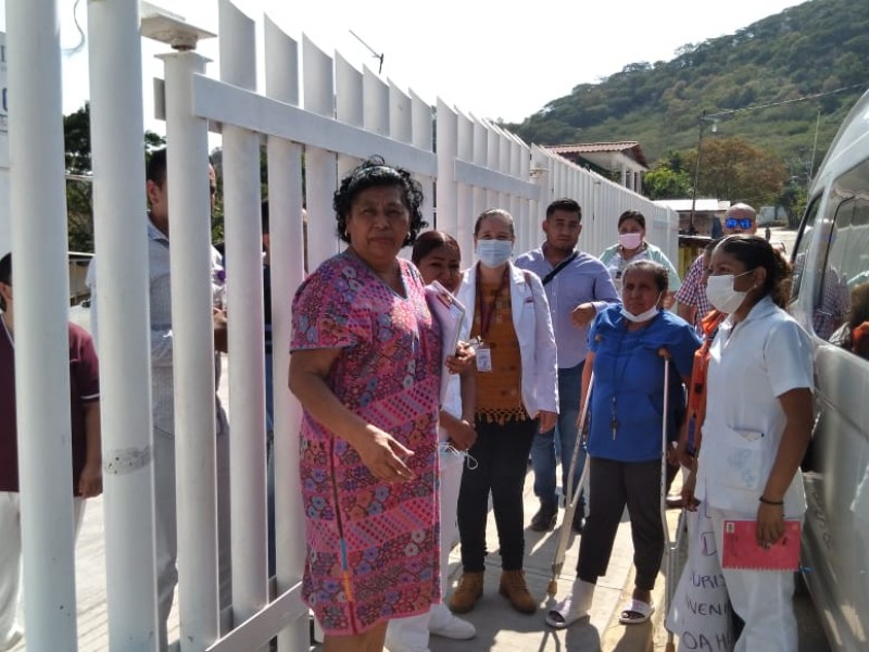 Sindicalizados protestan contra Paloma Chavarría; secretaria de salud visita Coahuayutla