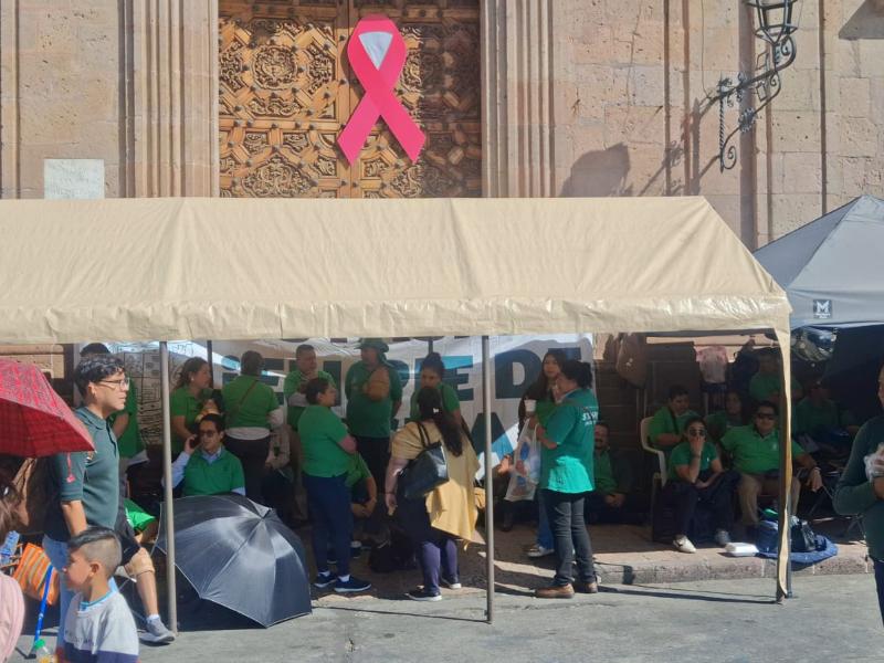 Sindicato bloquea oficinas de Gobierno de Michoacán por falta de insumos