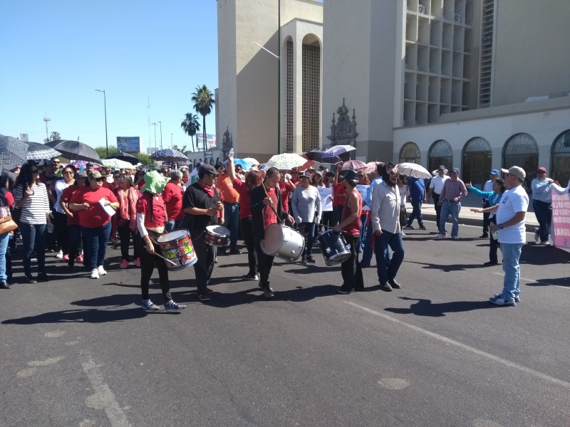 Sindicatos toman las calles contra reducción de pensiones