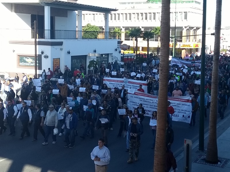 Sindicatos toman las calles en protesta contra Isssteson