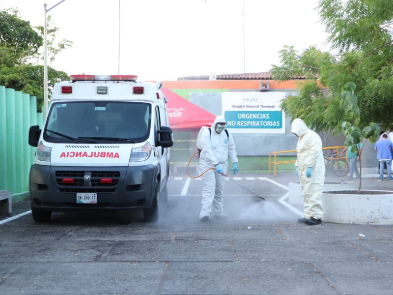 Sanitizan calles, avenidas, negocios y el Hospital de Tecomán