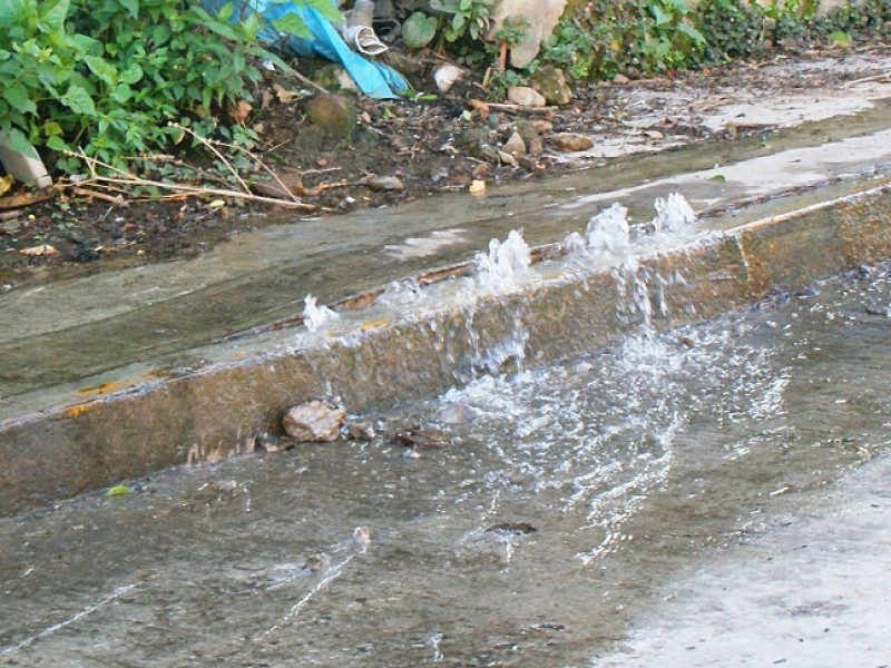 SMAPA sin respuesta ante fugas de agua