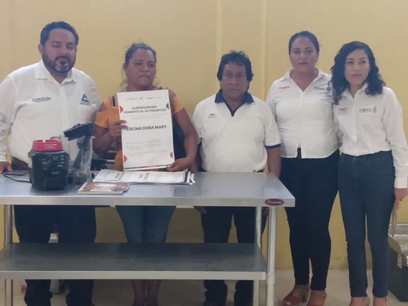 SNE entrega herramientas de trabajo en Salina Cruz