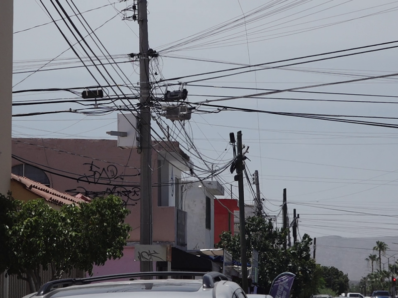 Sobrecargan de cables postes de Comisión Federal de Electricidad