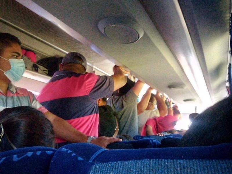Sobrecupo de pasajeros en autobuses riesgo de contagios de Covid-19