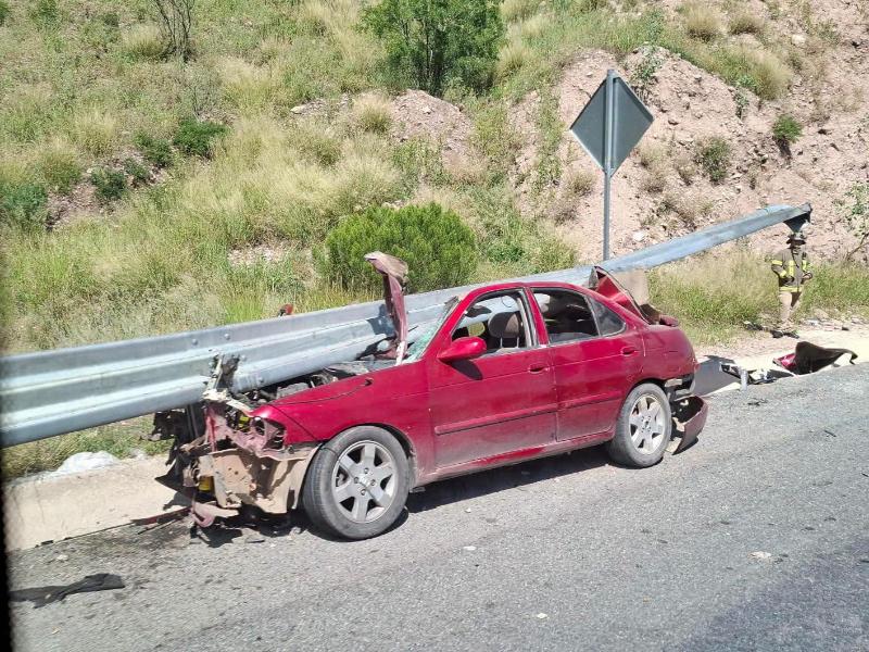 Sobrevive familia a aparatoso choque con barra de contención