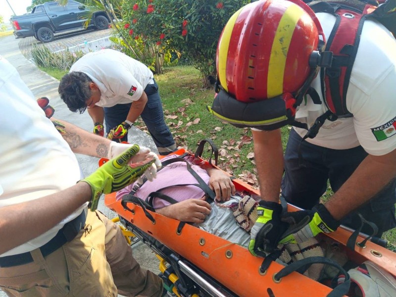 Sobrevive motociclista a caída de puente de ocho metros de altura