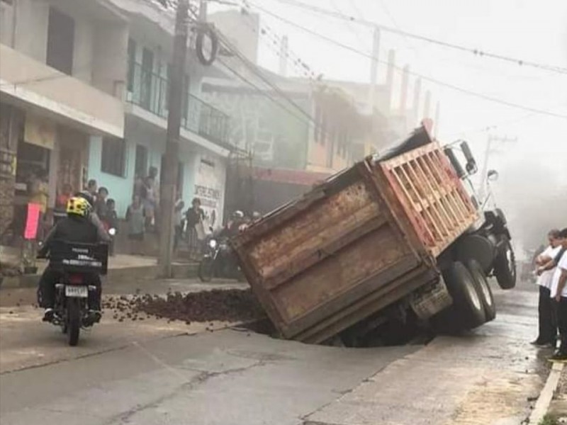 Socavón a punto de 