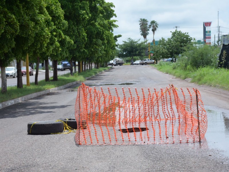 Socavón abarca casi toda la calle: cierran la Michoacán