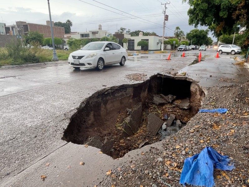 Socavón de la Juan Carrasco crece y Obras públicas de Guasave ausente