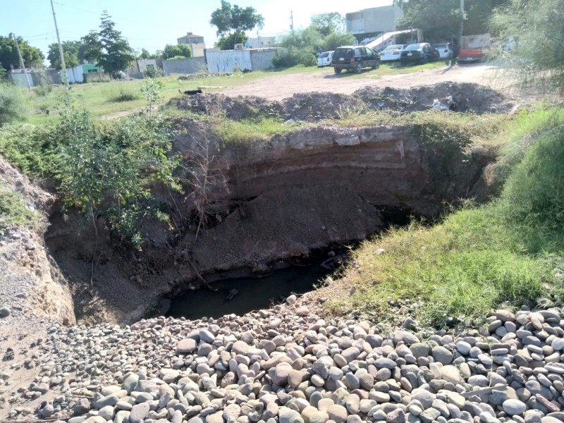 Socavón en Mar de Cortez un peligro, vecinos exigen reparación