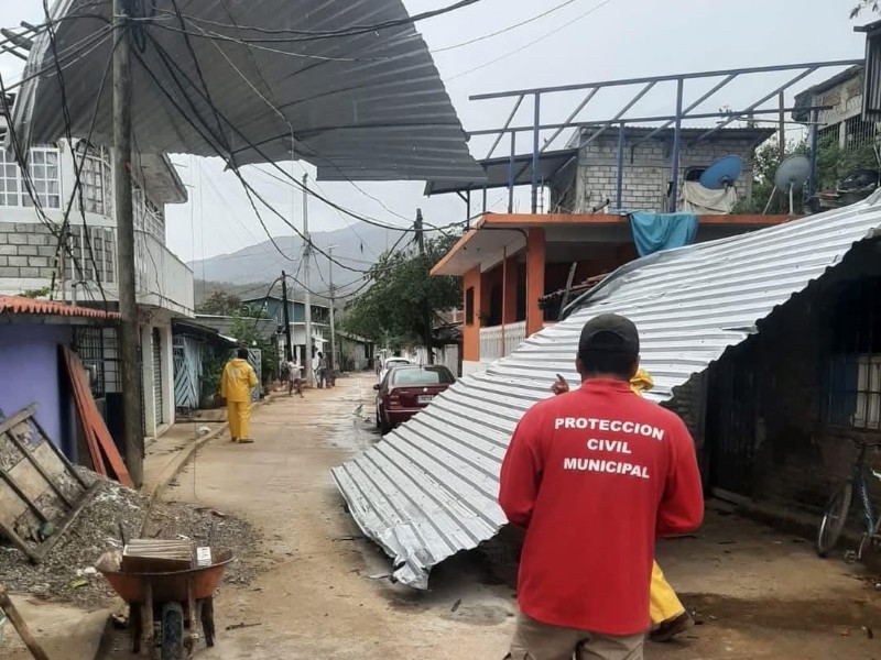 Socavón, derribe de techos y viviendas; daños en Costa Grande