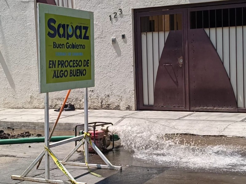 Socavón en calle Michoacán movilizo elementos para atender la Reparación