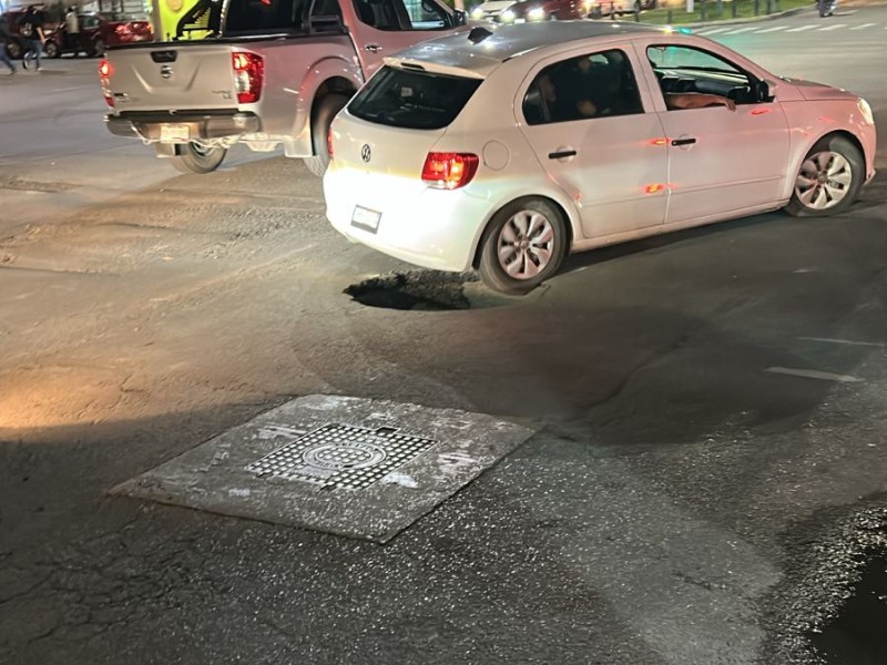 Socavón en Circunvalación daña vehículos y preocupa a vecinos
