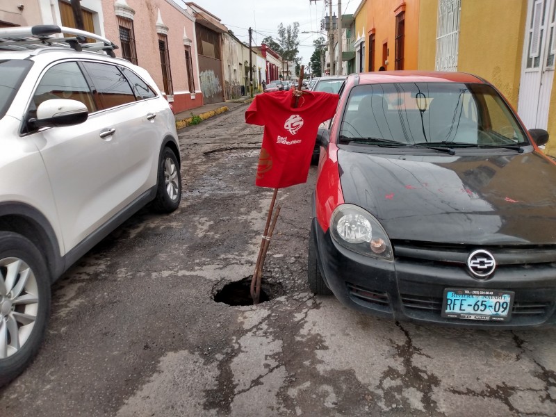 Socavón en cruces de calles Morelia y Zapata