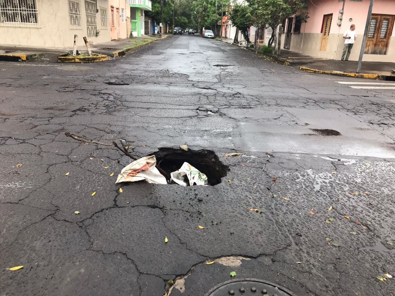 Socavón en la avenida Victoria y Esteban Morales en Veracruz