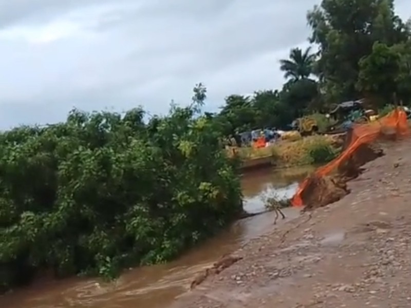 Socavón en obra del dren San Joachín se desmorona por las lluvias