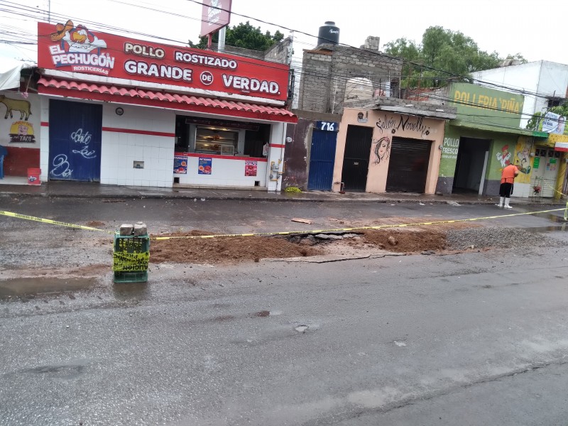 Socavón en Revolución por obras de la Cea