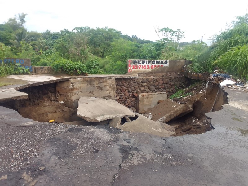 Socavón se forma por lluvia y basurero clandestino en Río-Medio