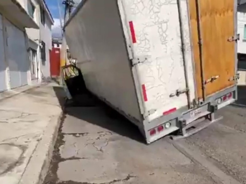 Socavón se traga camioneta en la avenida Venustiano Carranza