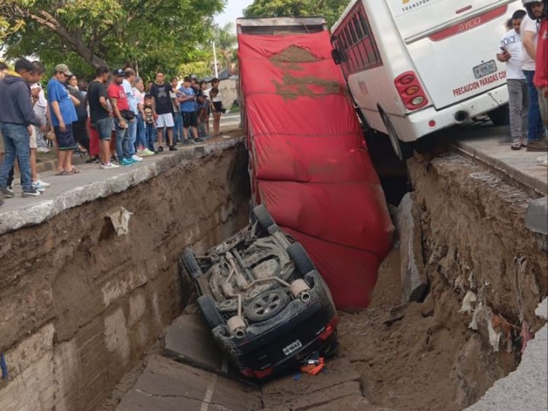 Se abre socavón en la colonia El Bethel; cayeron dos vehículos