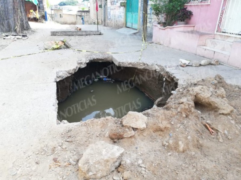 Socavón y aguas negras alarman a vecinos; Tehuantepec
