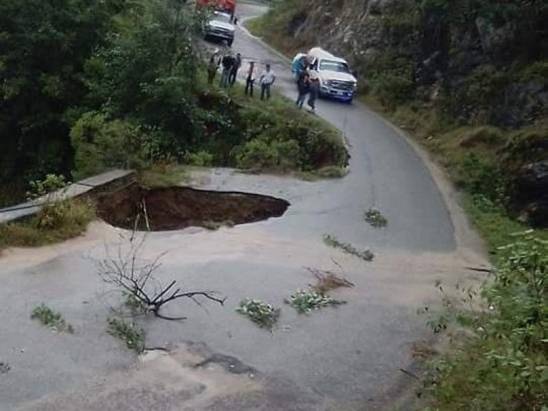 Socavones dejan lluvias en carretera de Zacapoaxtla