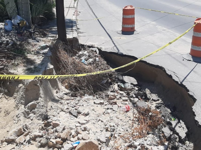 Socavón en colonia Rosarito, provoca molestia de vecinos