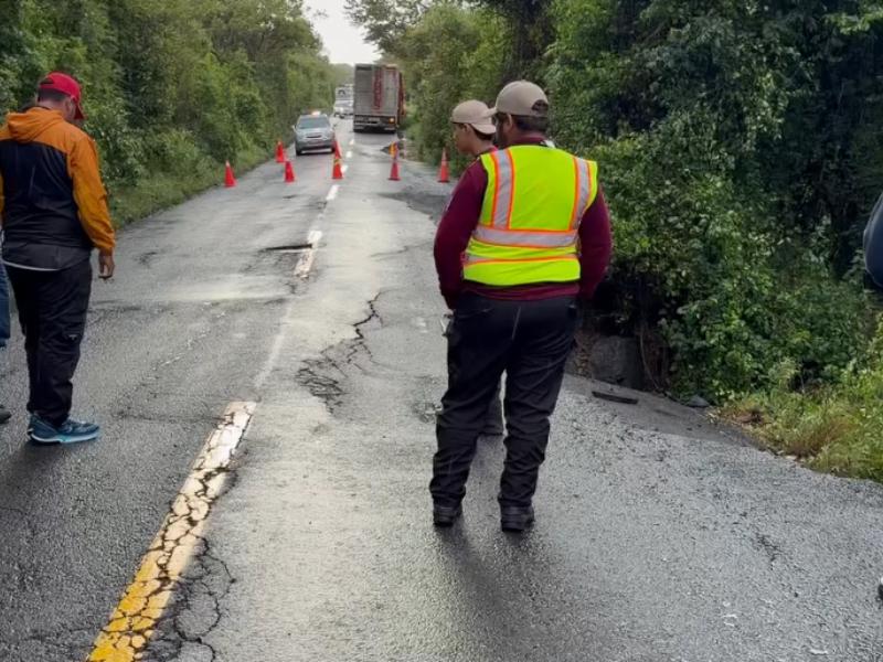 Socavón cierra carretera Cardel-Poza Rica; habilitan ruta alterna