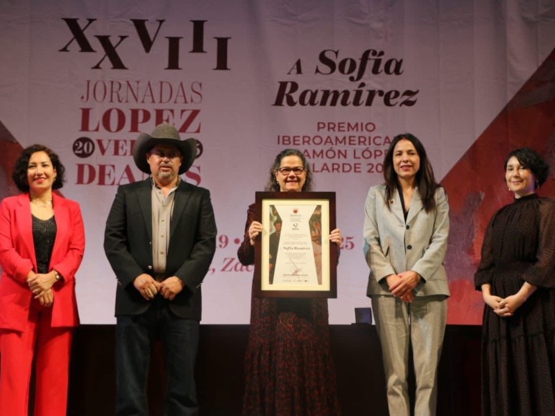 Sofía Ramírez recibe el Premio Ramón López Velarde