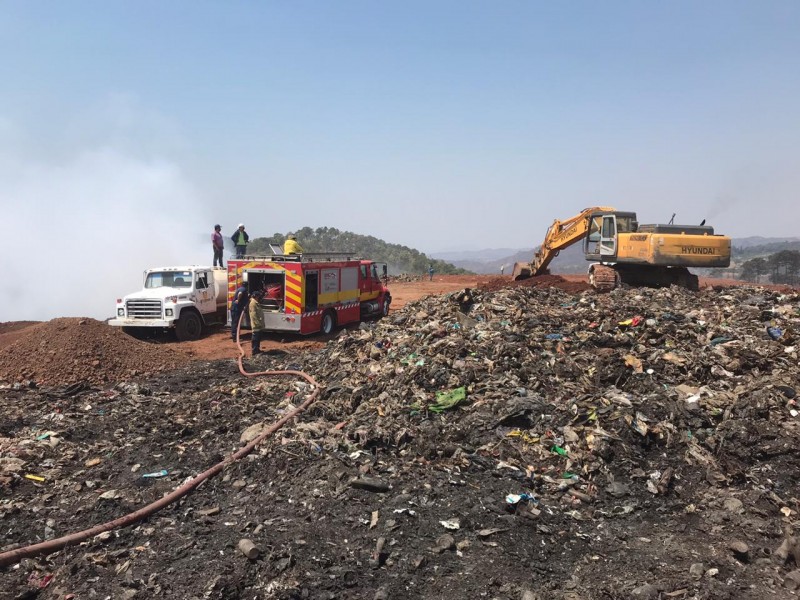 Sofocado en un 30%  incendio en basurero de Uruapan