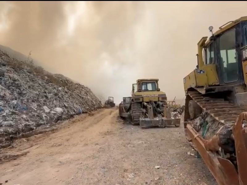 Sofocan 55% de incendio en basurero de Tepozotlán