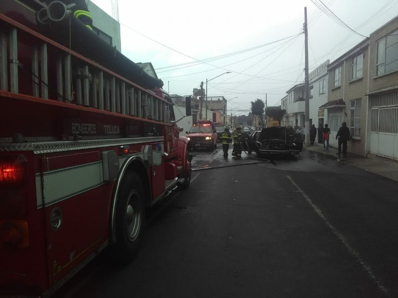 Sofocan Bomberos de Toluca incendio de vehículo