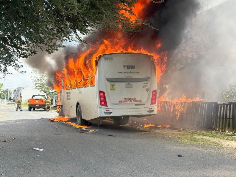 Sofocan bomberos incendio en autobús de transporte en Tlajomulco