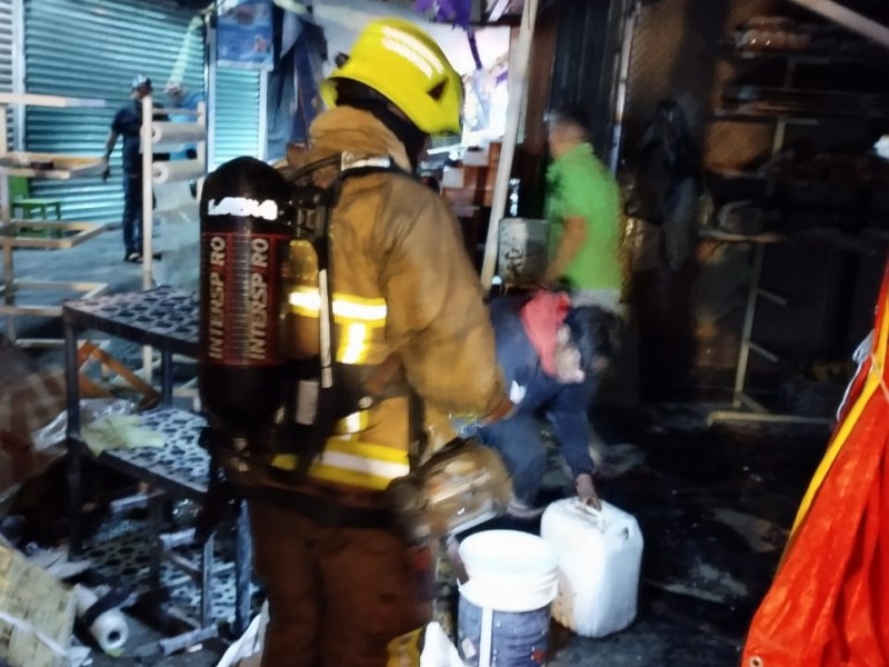 Sofocan bomberos incendio en el Mercado de Abasto