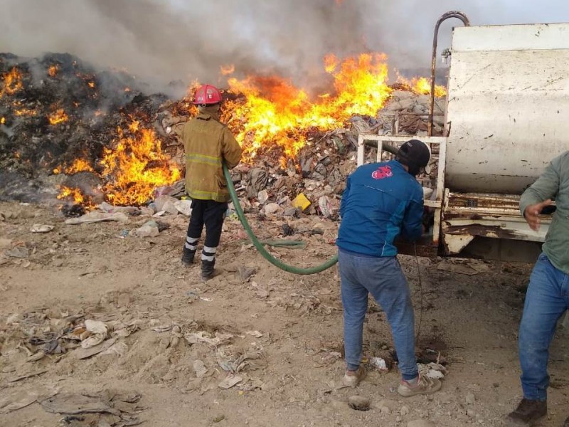 Sofocan en un 50% incendio en relleno sanitario de Tecomán