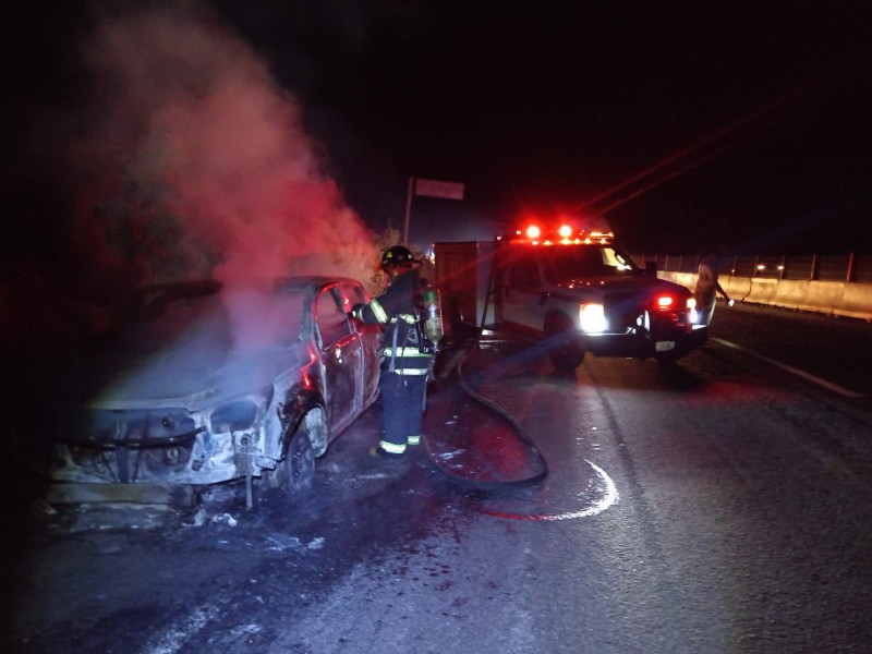 Sofocan incendio de vehículo en la autopista Manzanillo-Colima