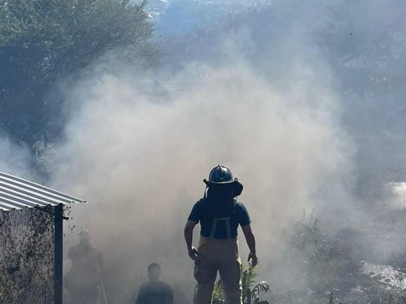 Sofocan incendio en cerro del microondas