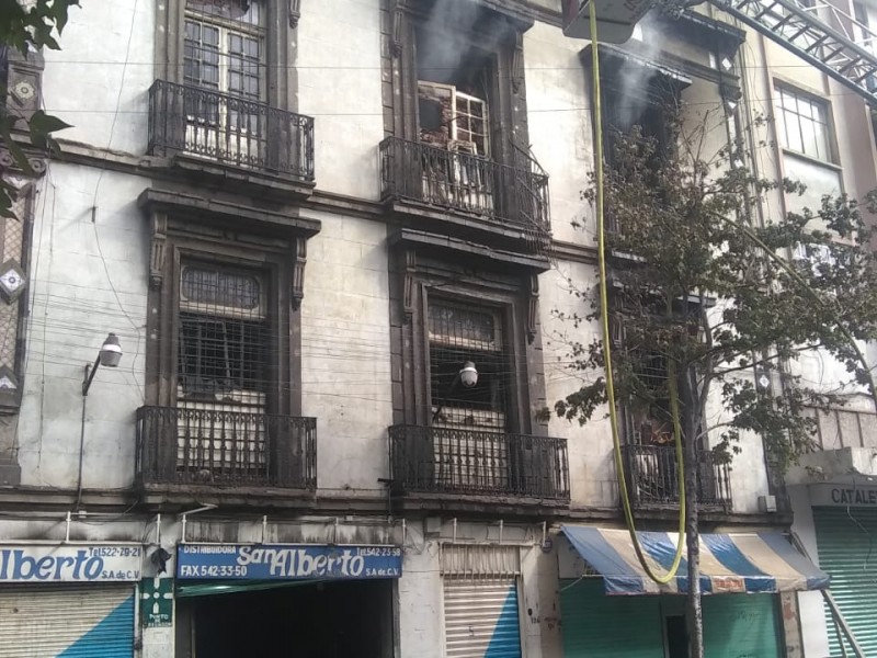 Sofocan incendio en el Centro Histórico